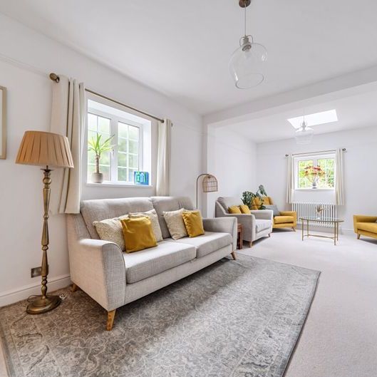 Beacon Hill Road, Hindhead - 5 bedrooms Property for lettings - Seymours - Photo 1