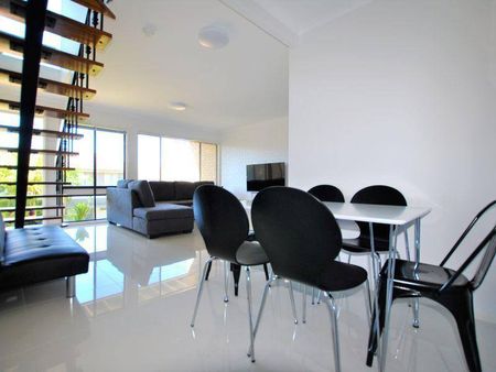 PRICE REDUCED - Stylish Unit Fully Furnished - Photo 2