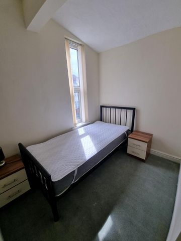 4 bedroom end of terrace house to rent - Photo 5