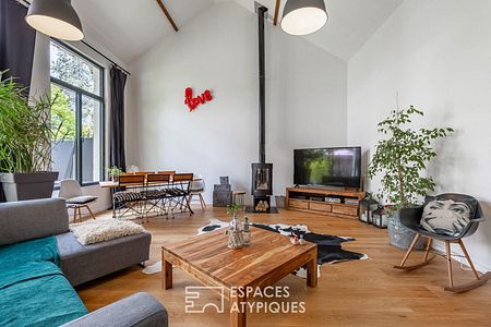 Ecole réhabilitée en maison style loft avec jardin - Photo 3