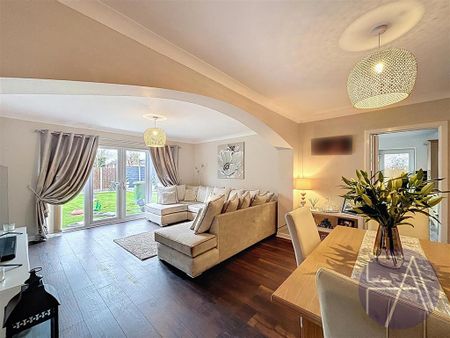 4 bedroom detached house to rent - Photo 2