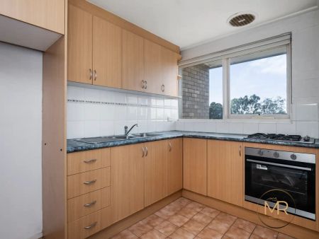 “Bright 2-Bedroom Apartment with Stunning City Views in Essendon” - Photo 2