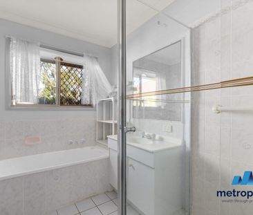 THREE BEDROOM HOME IN CONVENIENT LOCATION - Photo 3