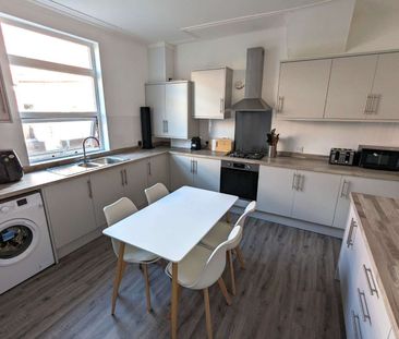 Amazing 7 Bed House Share in Headingley! Room 4 - Photo 3