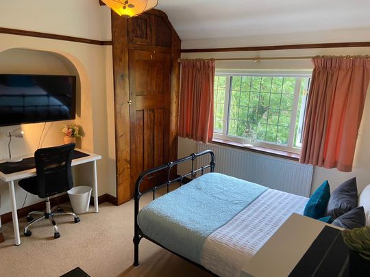 Room 3, Pewley Way, Guildford, GU1 3PX - Photo 1