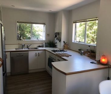 Modern 3 bed, 2 bathroom with 3 carparks - Photo 2