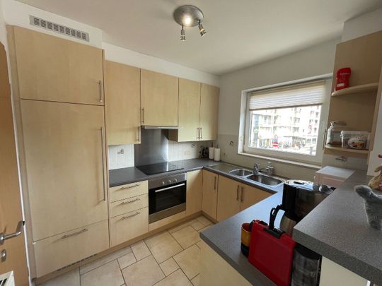 Ruim zonnig appartement met drie slaapkamers, twee badkamers en terras in een gebouw op de Markt. - Foto 1