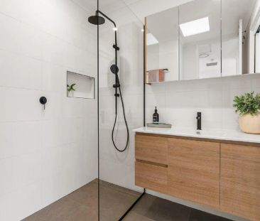 CHIC, STYLISH AND IN A PERFECT LOCATION! - Photo 4