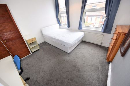 4 bedroom House in Hyde Park, Leeds - Photo 4