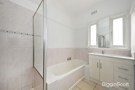 Comfortable Family Living in a Prime Waverley Road Location - Photo 4