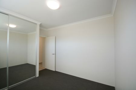 Modern Two Bedroom, Two Bathroom Upstairs Unit! - Photo 3