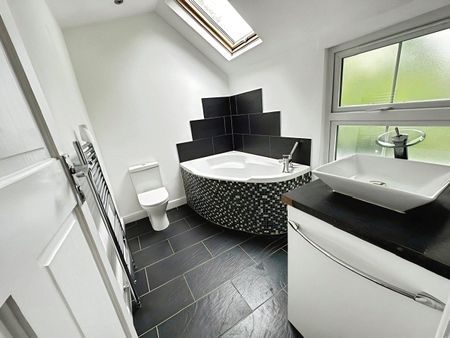 Alexandra Road, Addlestone, Surrey, KT15 2PQ - Photo 4