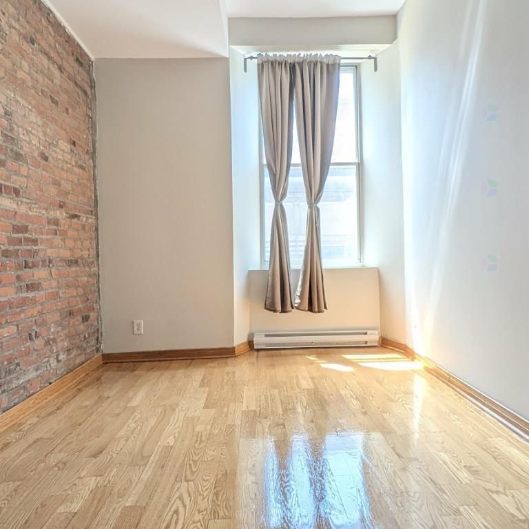 4 1/2 Rénové Rue St-Denis Berri-UQAM - Photo 1