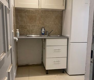 Studio Flat, Oulton Crescent, IG11 - Photo 4