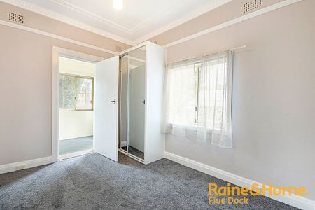 Comfortable Two Bedroom apartment - Well Located - Photo 3