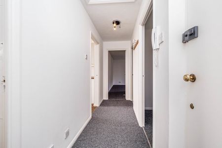 2 Bed Flat, Greenslade Road, IG11 - Photo 3