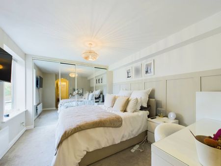 2 bedroom Flat in Masefield Gardens, Crowthorne - Photo 4