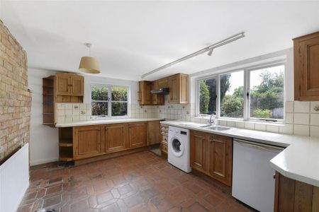 4 bedroom detached house to rent - Photo 2