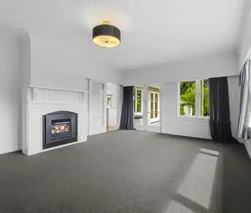 This beautifully presented three-bedroom, two-bathroom home offers ... - Photo 1