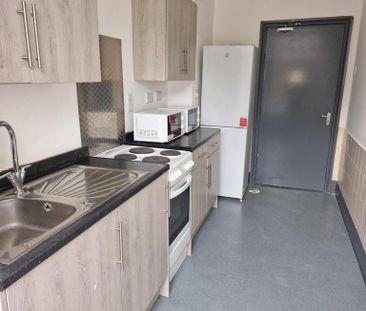 1 bedroom in a house share to rent - Photo 2