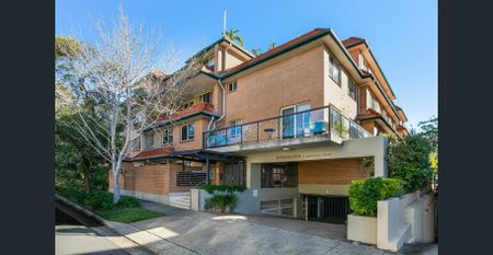 New Paint & New Carpet, Convenient three level penthouse-style apartment - Photo 3