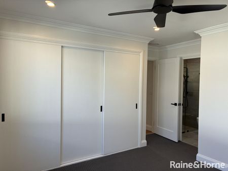 Beautifully Renovated & Decorated Classic 1950's Cottage in Bowral - Photo 4