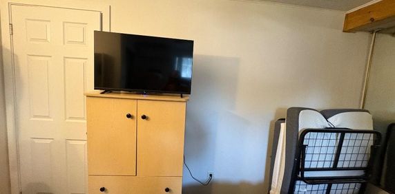 Chambre rénovée, avec lavabo et toilette, à Louer - Photo 2