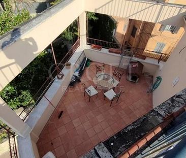 Attic-Vatican: Semi Furnished 1 bedroom, spacious living rom, kitch... - Photo 4