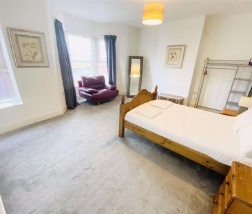 4 bedroom end of terrace house to rent - Photo 5