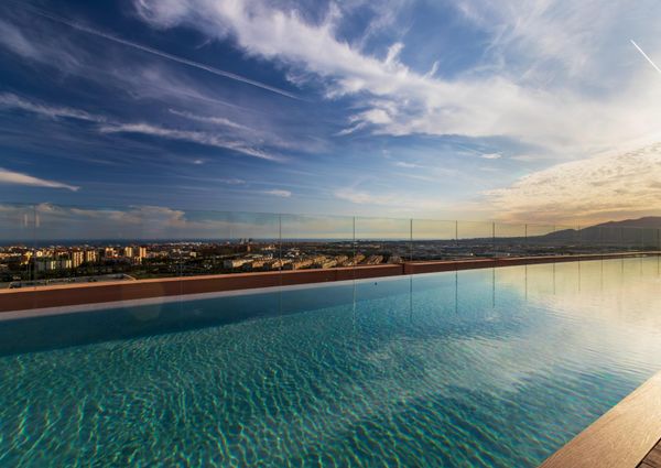 Encantador Piso Reformado en La Carihuela en urbanización con Piscina y Tenis en primera l – tor507ts1