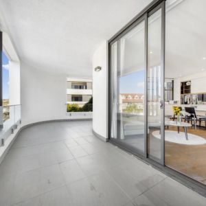 Partially furnished executive style apartment with city views - Photo 2