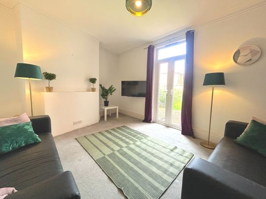 5 Bed End Terrace, St. Denys Road, SO17 - Photo 1