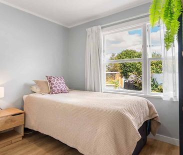 Renovated three bedroom home - Photo 3