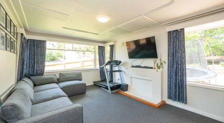 Sunny and Spacious three-bedroom brick - Photo 5