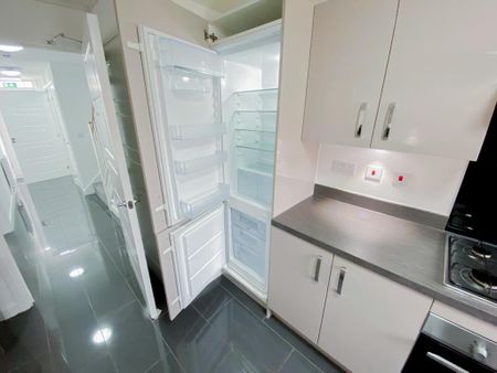 6 bedroom detached house to rent - Photo 5