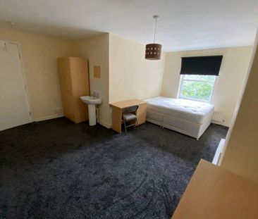 4 bedroom semi-detached house to rent - Photo 6