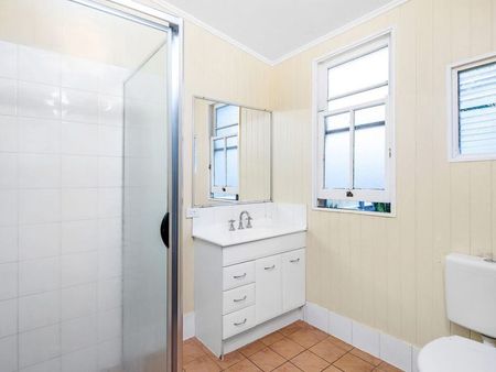 Spacious Home in Albion! - Photo 3