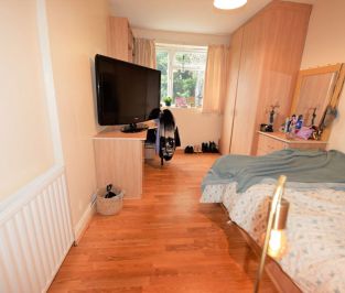 3 bedroom Flat in St Annes Road, Leeds - Photo 5