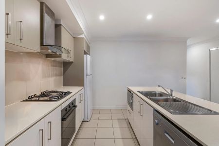 Spacious & Stylish Family Home in Parklakes - Photo 3