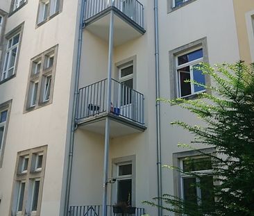 Schmucke 4-Zimmer-Wohnung mit 2 Balkonen in Dresden-Striesen! - Photo 2