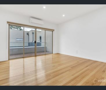 Comfortable & Convenient Townhouse Living - Photo 4