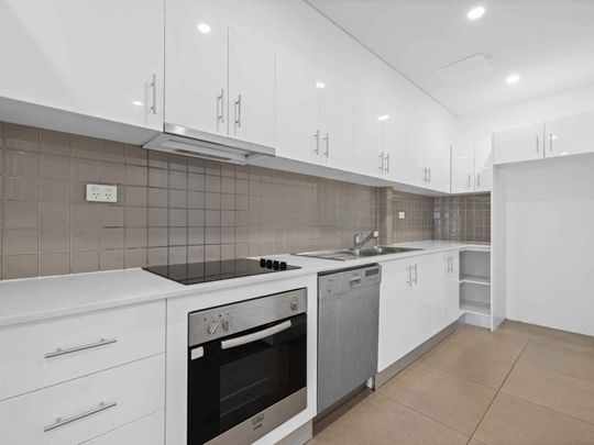 Split Level 3 bedroom Apartment **ACCESS THROUGH COUNCIL PARKING AT REAR** - Photo 1