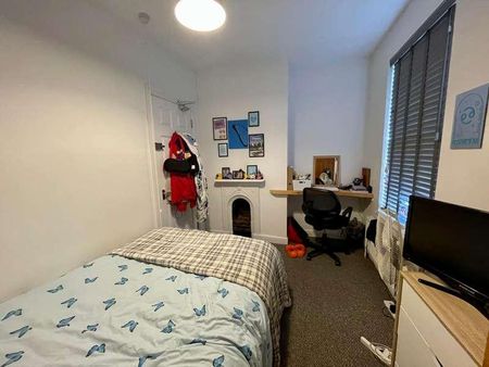 Bills Inclusive - Bedroom - Westfield Street, LN1 - Photo 4