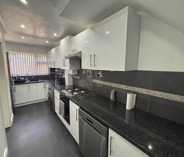 Price £1,300 pcm - Available Now - Unfurnished - Photo 4