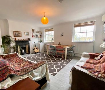 Georgian Conversion, superbly located, split level & two bathrooms - Photo 6