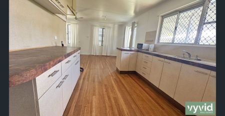 Freshly painted three bedroom home - Photo 5