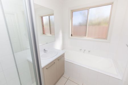 Modern 4-Bedroom Home - Photo 5