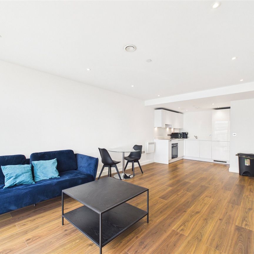 1 bedroom Flat in Market Street, Berkshire - Photo 1