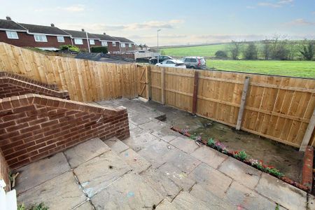 3 bedroom terraced house to rent - Photo 5