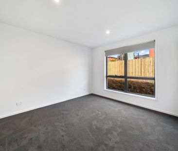 Modern 3 Bedroom Unit In Great Location - Photo 2